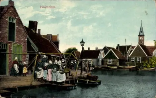 Ak Volendam Nordholland Niederlande,  Hafen, Kirche