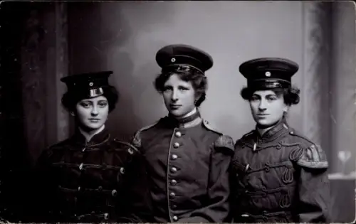 Foto Ak Drei Frauen in Uniform, Portrait