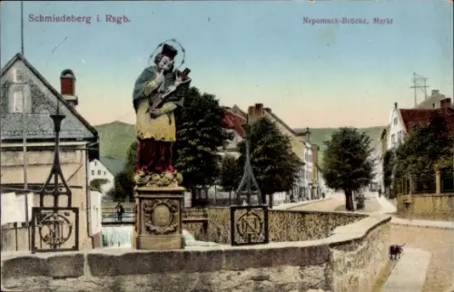 Ak Kowary Schmiedeberg im Riesengebirge Niederschlesien, Nepomuck Brücke, Markt