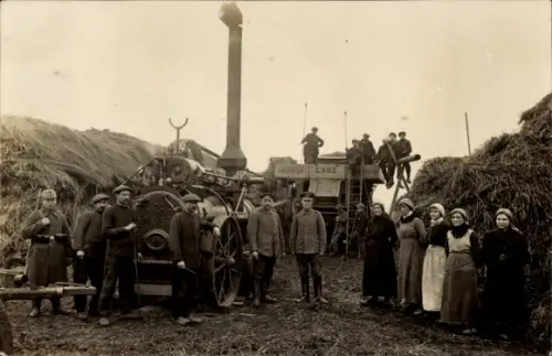 Foto Ak Deutsche Soldaten in Uniform, Bauern, Heuernte, Dampfmaschine