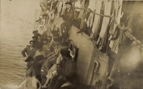 Foto Ak Deutsche Marinesoldaten, Zuschauer beim Angeln