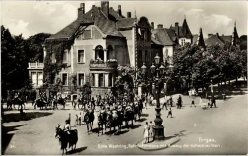 Ak Torgau an der Elbe, Ecke Westring, Bahnhofstraße mit Auszug der Geharnischten
