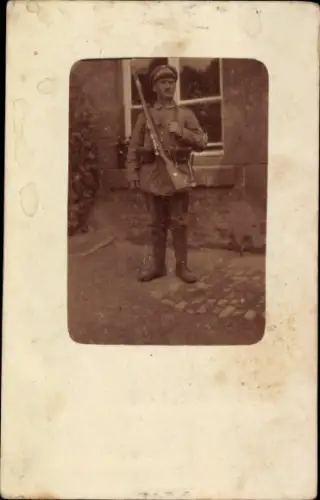 Foto Ak Deutscher Soldat in Uniform, Gewehr, Portrait