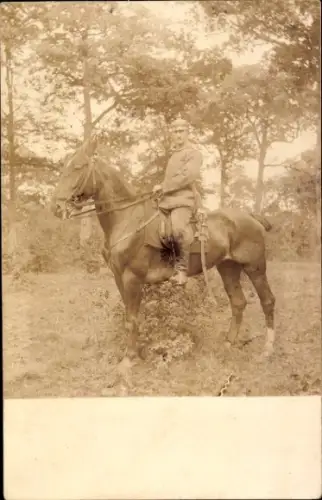 Foto Ak Deutscher Soldat zu Pferd, Uniform