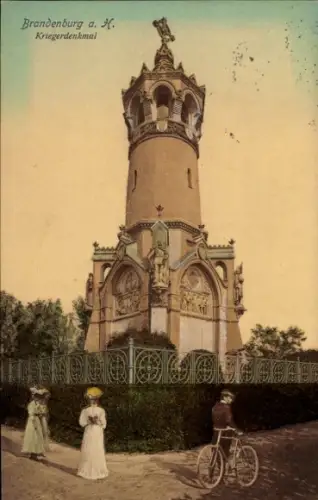 Ak Brandenburg an der Havel, Denkmalturm, Statuen an Basis, schmiedeeisernes Gitter, Hecke, 2 Fra