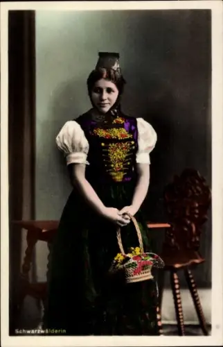 Ak Schwarzwälderin, Frau in Volkstracht, Strohkorb