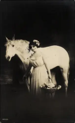 Ak Frau mit weißem Pferd, Blumenkorb, Portrait
