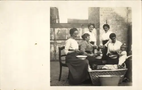Foto Ak Frauen kochen Fliederbeeren für die Lazarette ein, Verarbeitung von Holunderbeeren