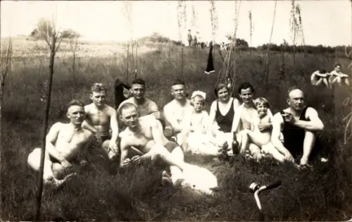 Foto Ak Menschen auf einer Wiese, Bademode