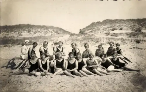 Foto Ak Menschen am Strand, Gruppenfoto, Bademode
