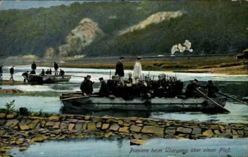 Ak Deutsche Soldaten fahren auf einem Boot, Kaisermanöver, I. WK