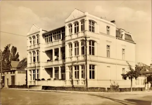 Ak Markkleeberg in Sachsen, Historisches Gebäude, viele Fenster, Ecke einer Straße, teils bewa...