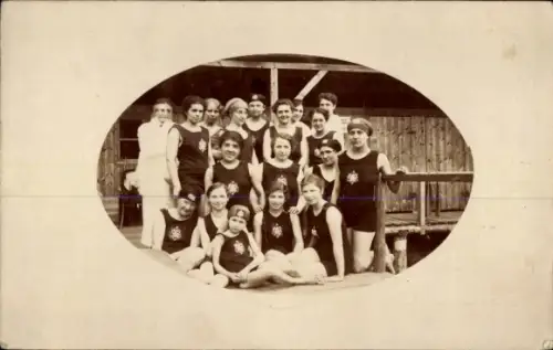 Foto Berlin Tempelhof Mariendorf, Gruppenportrait im Schwimmbad
