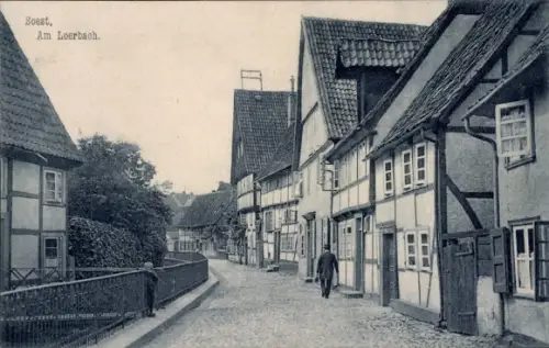 Ak Soest in Nordrhein Westfalen, Partie am Loerbach, Passant, Fachwerkhäuser