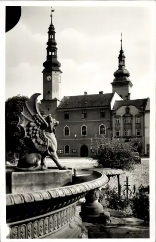 Ak Moravská Třebová Mährisch Trübau Region Pardubice, Goethe-Platz, Brunnen