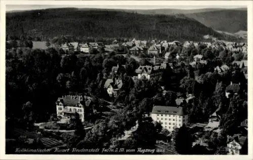 Ak Freudenstadt im Schwarzwald, Heilklimatischer Kurort  740 m ü. M., Luftaufnahme (vom Flugzeug)