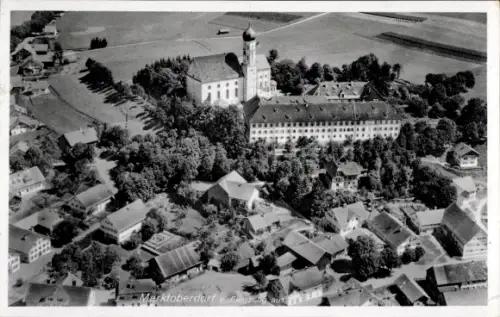 Ak Marktoberdorf im Ostallgäu, Luftaufnahme von  Kirche, Wohnhäuser, ländliche Umgebung