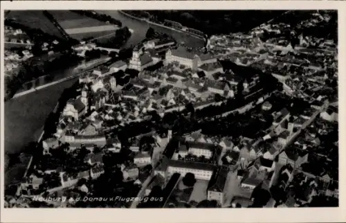 Ak Neuburg an der Donau Oberbayern,  Altstadt, Schloss Neuburg, Luftaufnahme