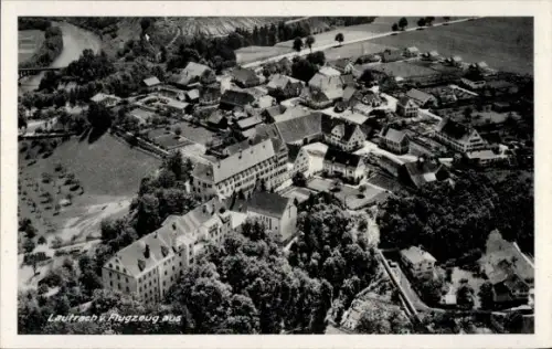 Ak Lautrach an der Iller Schwaben Unterallgäu, Luftaufnahme von  Häuser, Straßen, Landschaft