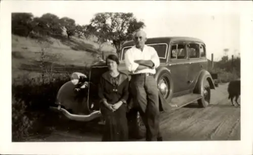 Foto Paar steht an einem Wagen, Otto Heilmann