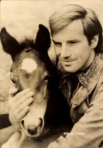 Ak Schauspieler Wilfried Zander, Defa Film, Spur des Falken, Portrait mit einem Fohlen