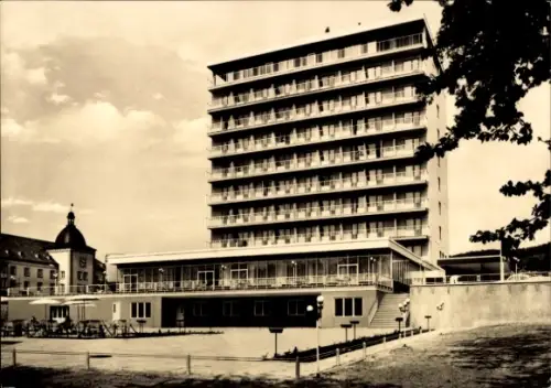 Ak Sassnitz auf Rügen, Hochhaus, Hotel, Wolken, Bäume, Architektur, Städtische Szenerie