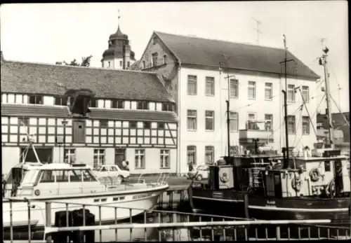 Ak Ueckermünde in Vorpommern,  Am Hafen, Boote, Fachwerkhaus, Hafenpier, Stadtturm