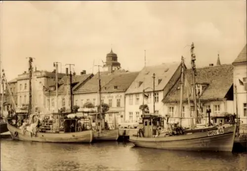 Ak Ueckermünde in Vorpommern, Ueckermünde Hafen, Fischerboote WOG 64, Giebelhäuser, Kirchturm