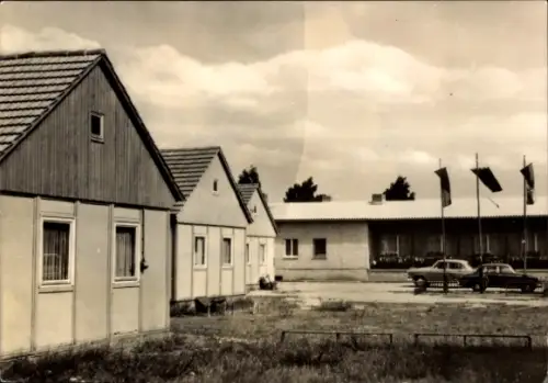 Ak Bellin Ueckermünde in Vorpommern,  Urlaubersiedlung des VEB, Bungalows, Fahnen, PKW