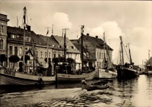 Ak Ueckermünde in Vorpommern,  Am Hafen, Fischerboote, Kutter, Schiff UECK 13