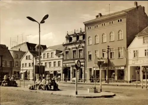 Ak Ueckermünde in Vorpommern, Ueckermünde Bushalteplatz, DESSM, LEDERWAREN