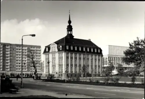 Ak Gera in Thüringen,  Stadthaus mit Turm, Straßenansicht, Plattenbauten