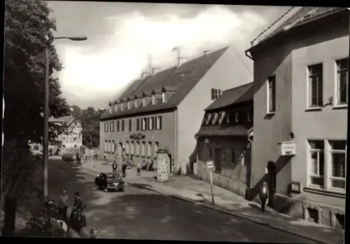 Ak Weida in Thüringen,  An der Post, Postgebäude, Litfaßsäule, Straßenansicht, Auto