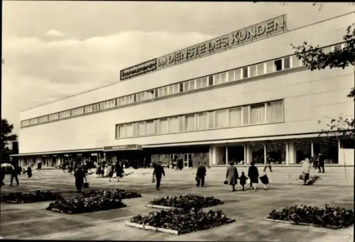 Ak Mitte Cottbus in der Niederlausitz, Cottbus (Chośebuz), Konsument-Warenhaus, 'Im Dienste des K
