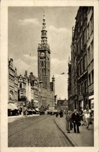 Ak Gdańsk Danzig, Partie in der Langgasse mit Blick auf das Rathaus, Geschäfte, Passanten