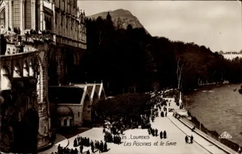 Ak Lourdes Hautes Pyrénées,  Les Piscines, le Gave