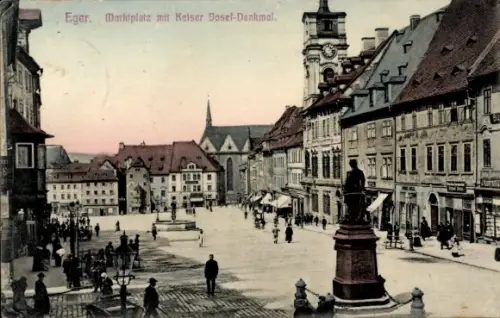 Ak Cheb Eger Reg. Karlsbad, Marktplatz mit Kaiser Josef Denkmal