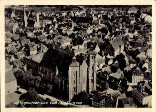 Ak Ingolstadt an der Donau Oberbayern,  Luftaufnahme, Altstadt, große Kirche mit zwei Türmen