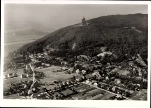 Ak Porta Westfalica an der Weser,  Wittekindsberg, Kaiser-Wilhelm-Denkmal, Luftaufnahme