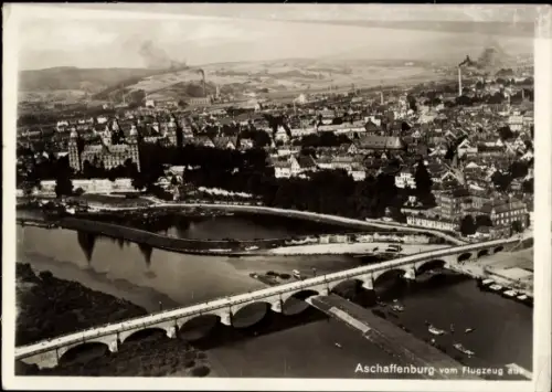Ak Aschaffenburg am Main Unterfranken,  Luftaufnahme, Main mit Brücke, Innenstadt