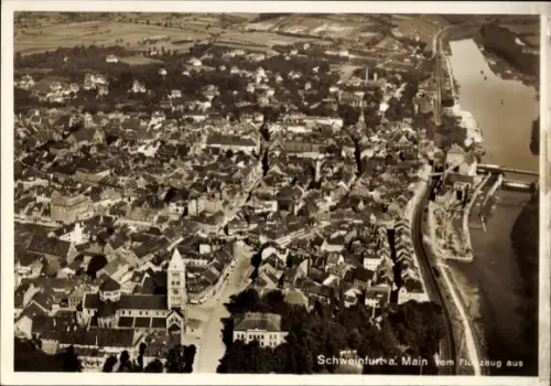 Ak Schweinfurt am Main Unterfranken,  vom Flugzeug aus, Mainufer, Stadtansicht, Kirchturm