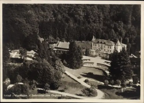 Ak Badenweiler im Schwarzwald, Luftaufnahme von Schloss  umgeben von Bäumen, 