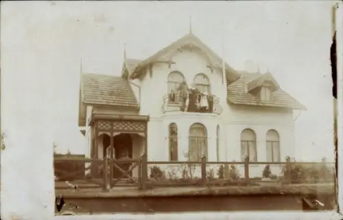 Foto Ak Bordesholm Holstein, Wohnhaus, Anwohner auf dem Balkon