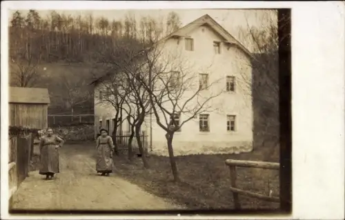 Foto Ak Reichstädt Dippoldiswalde im Erzgebirge, Wohnhaus, Frauen