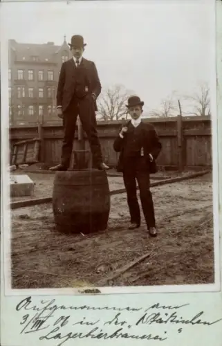 Foto Ak Hannover, Städtische Lagerbier Brauerei, zwei Männer mit Bierfass