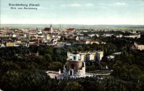 Ak Brandenburg an der Havel, Panoramablick, runder Turm auf Hügel, viele Bäume, Stadtsilhouette m