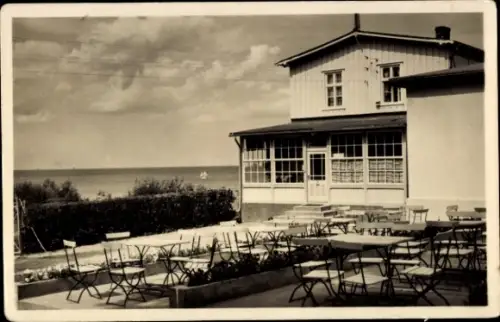 Ak Ostseebad Koserow auf Usedom, Ferienheim Seeblick,  Terrasse mit Tischen und Stühlen, Meerblic