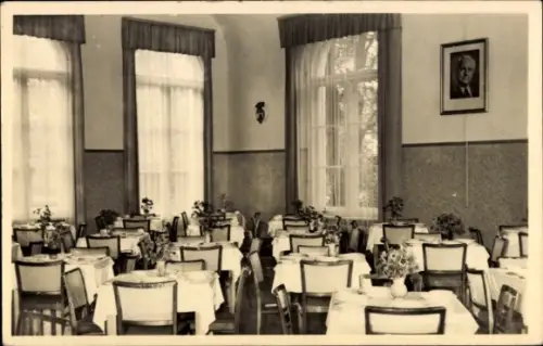 Ak Ostseebad Koserow auf Usedom, Speisesaal Ferienheim Walter Ulbricht,  gerahmtes Portrait an Wa