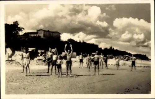 Ak Ostseebad Koserow auf Usedom, Ostseebad  Usedom, Strand mit Badegästen, Strandkörbe, Dünen, Ho