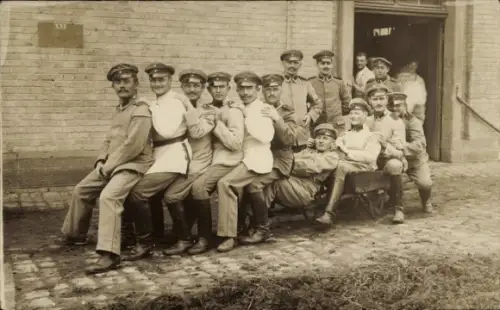 Foto Ak Haguenau Hagenau im Elsass Bas Rhin, Truppenübungsplatz, Soldaten, Gruppenbild